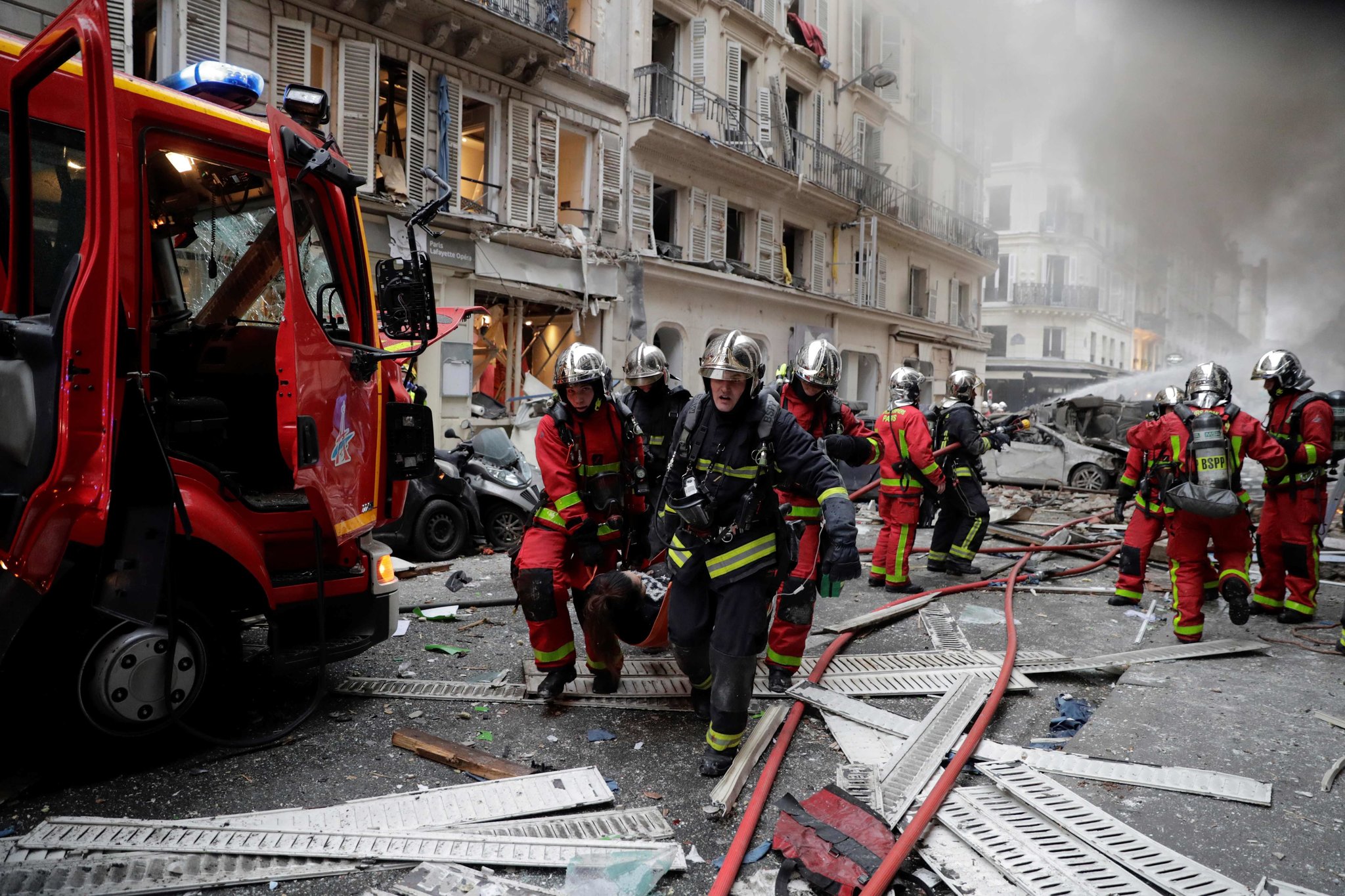 Теракты в париже в 2015 году. Терроризм во Франции. Французские пожарные.