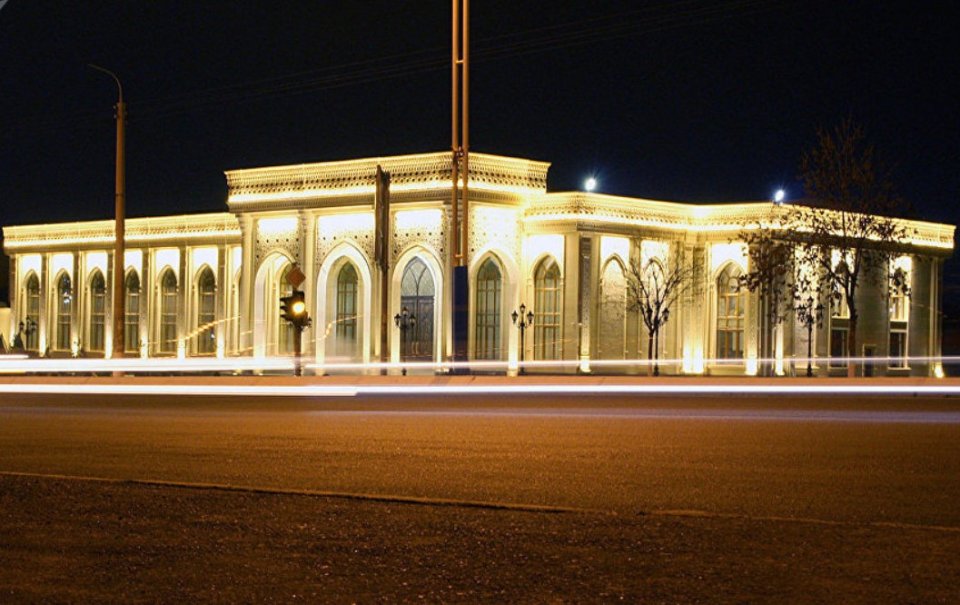 Tokio mehmonxonasidan Bill qiz dostlarini sikayotgani surati