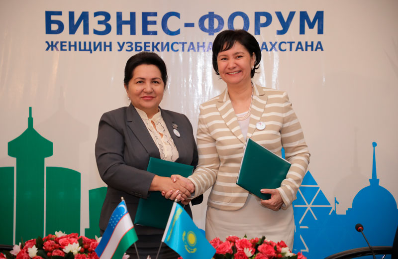 Yigit mushuk pornosini yalaydi