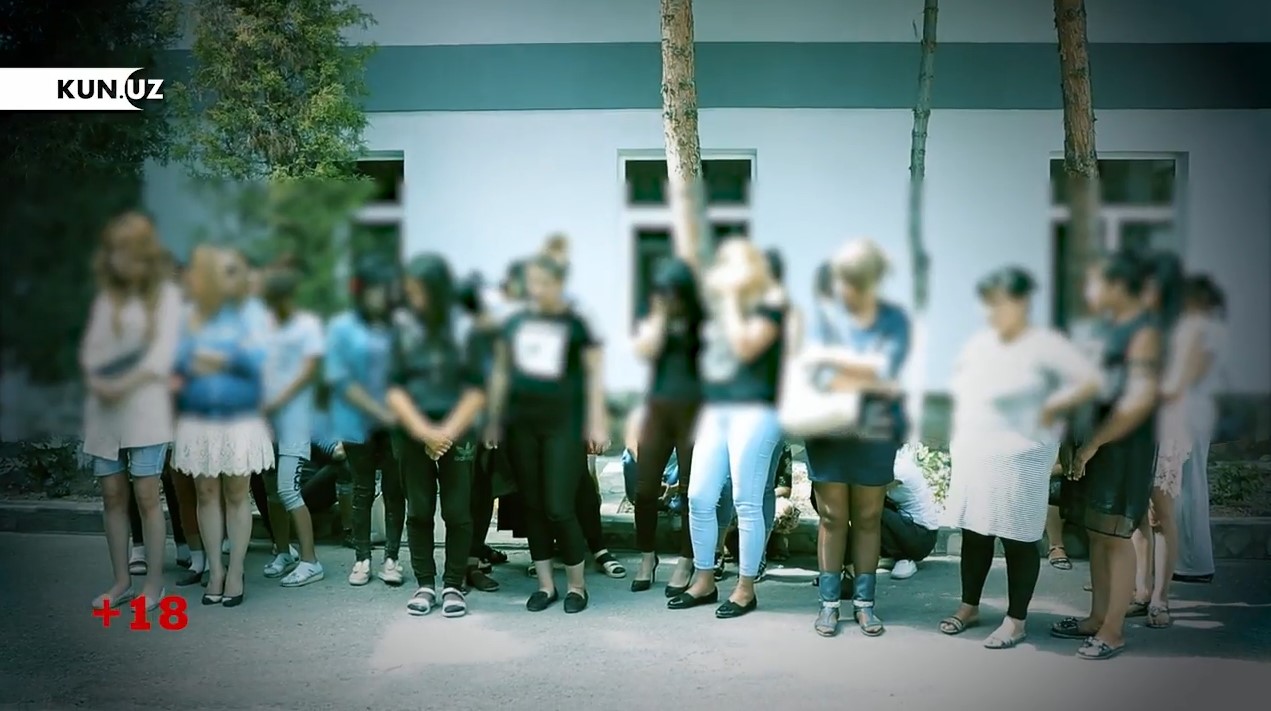 Jinsiy aloqa uchun sherik qidirayotgan erkak Disney jinsiy muzeyi