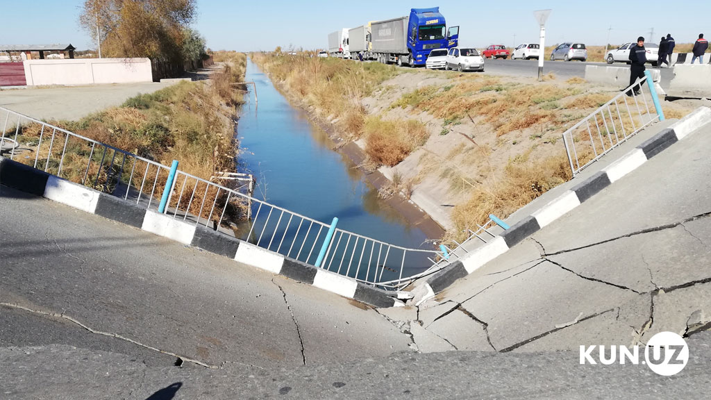 Фото: в Ургенче обрушился мост - 2