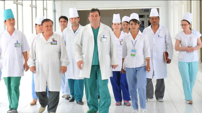 Shifokor qabulida yechinish