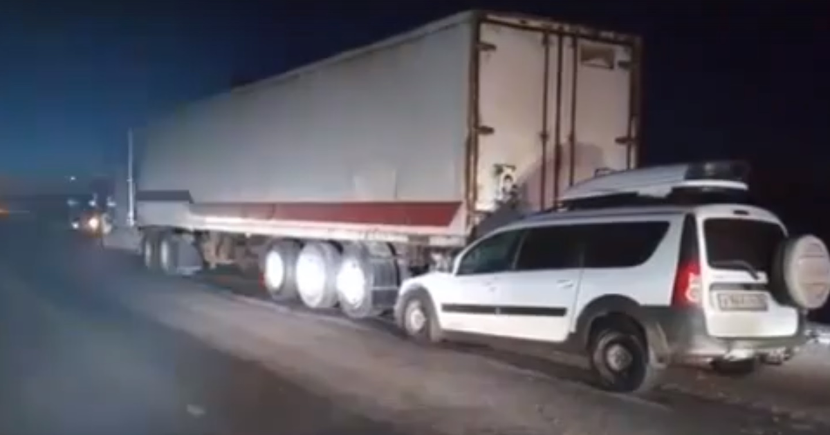 Qizlar erkaklarni qollari bilan silkitadi Yosh va keksa jinsiy aloqa