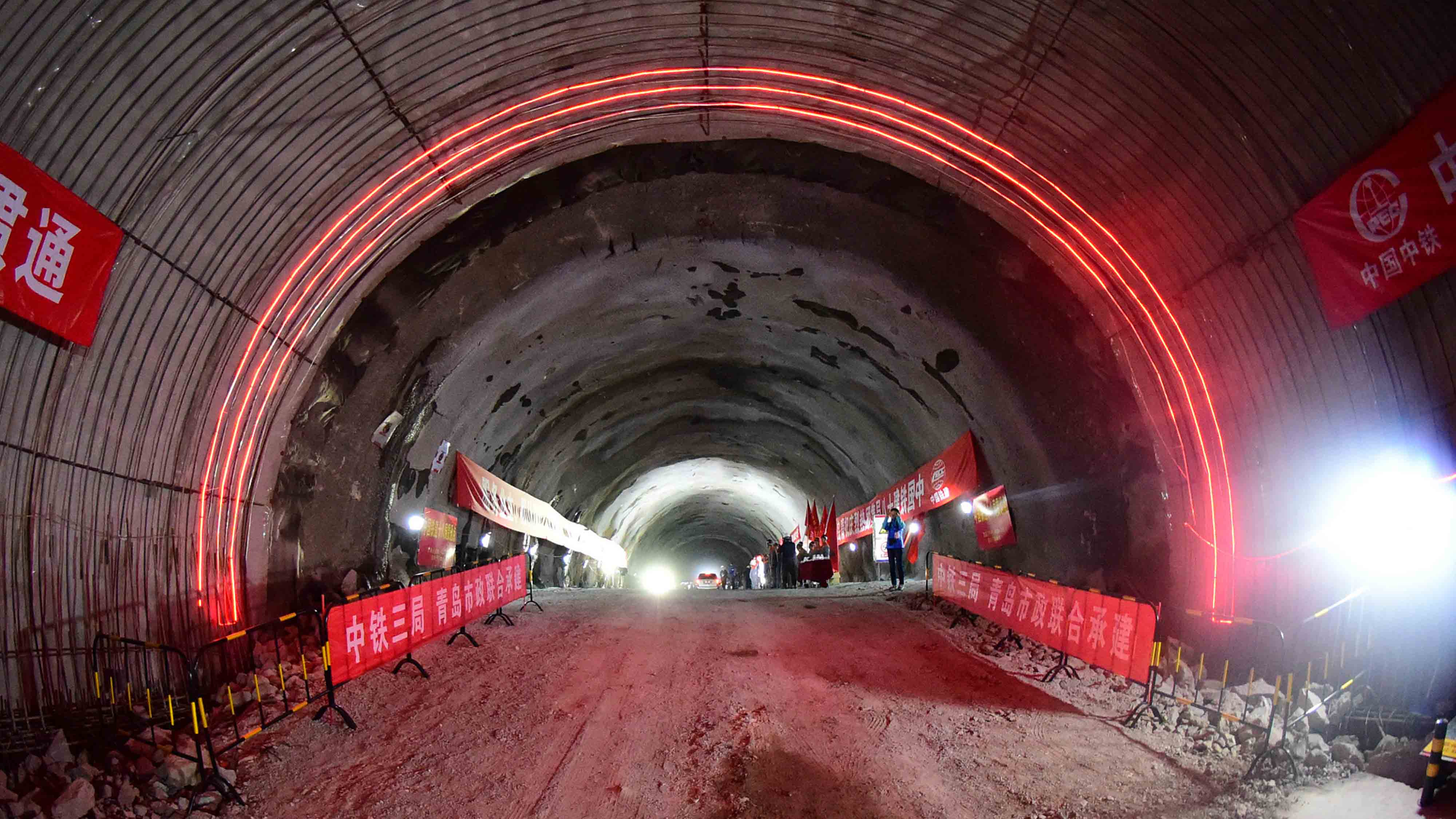 Подводный тоннель в китае. Чжуннаньшаньский тоннель. Циндао подводный тоннель. Тоннель метро.