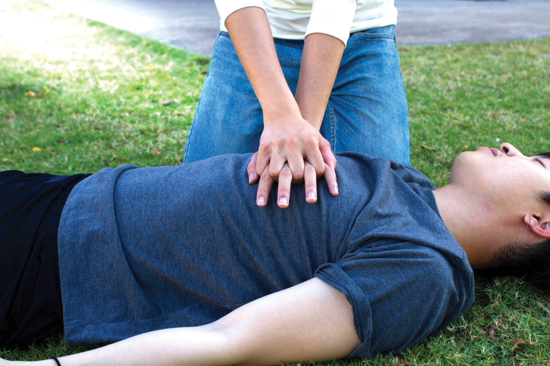 Oz sevgilisi bilan jinsiy aloqada bolgandan keyin xotinlarning qinlari Yalangoch sportchi mushukining surati