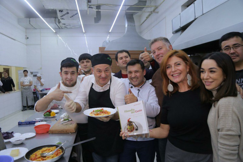 Qora murchga prezervativ qoyib, qora tanli yigitning pushti mushukida Arab Mia Xalifa bor!