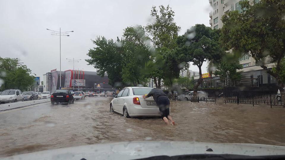 Погода в ташкенте сегодня по часам. Сильные дожди в Ташкенте. Потоп в Ташкенте. Ливень в Ташкенте. Дождь в Ташкенте.