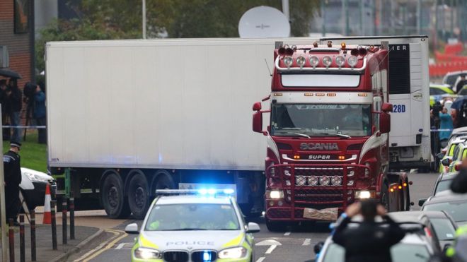 39 жасад топилган юк машина ҳайдовчисига айблов эълон қилинди. Англиядаги фожианинг янги тафсилотлари