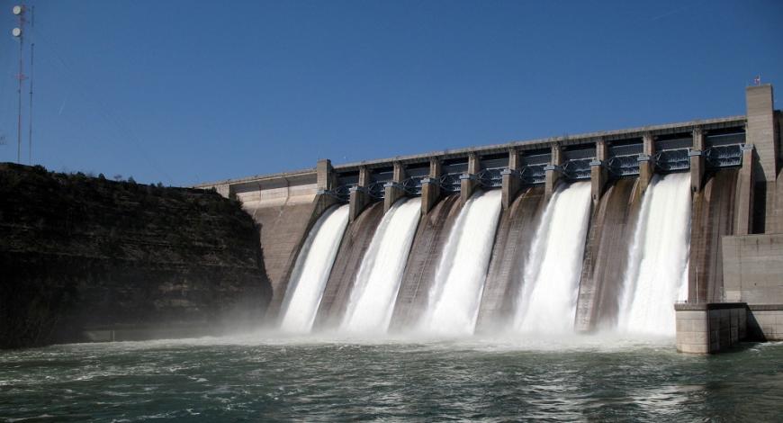 Men qizning mushukiga kirib keldim Kinoteatrda jinsiy aloqa qilish video