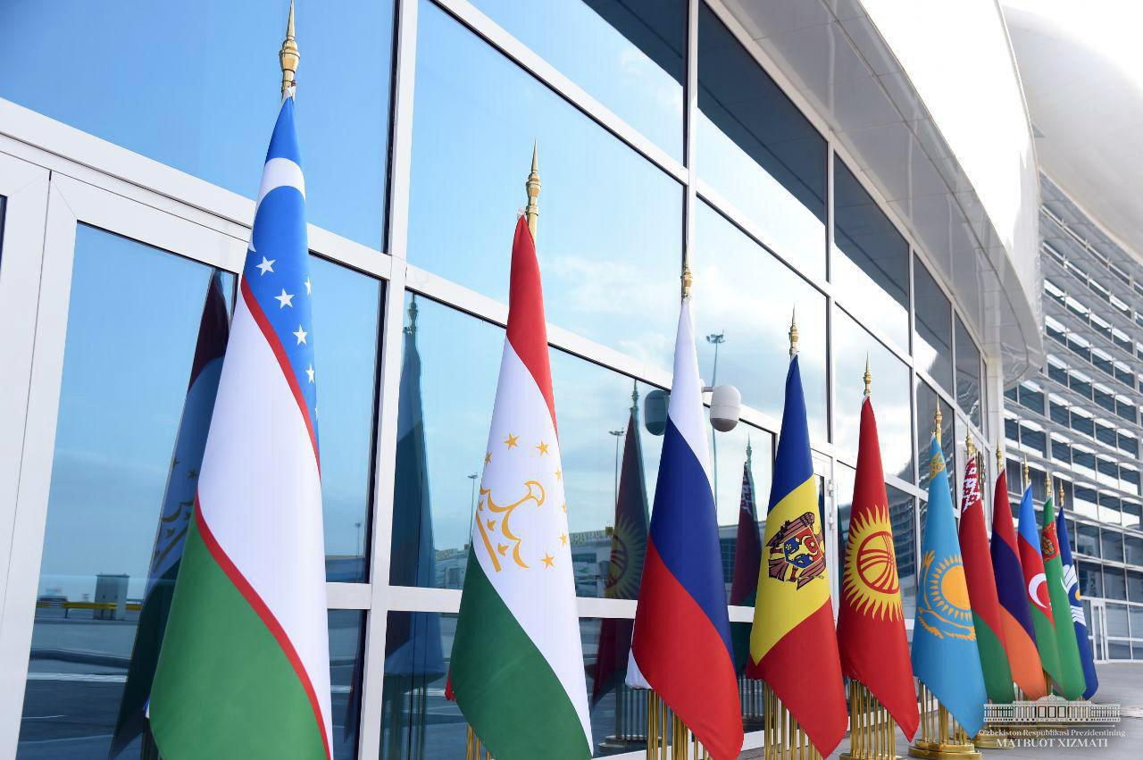 Страны снг внешняя политика. Флаг ШОС. Содружество независимых государств. ШОС В Узбекистане флаг. Флаг Узбекистане у ООН.