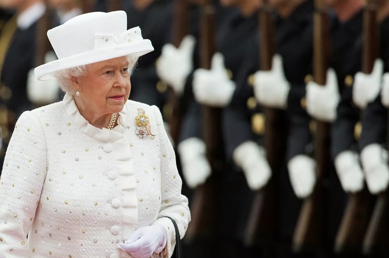 Қиролича Елизавета II Британия парламентига муддатдан аввал сайловлар ўтказилишини маъқуллади