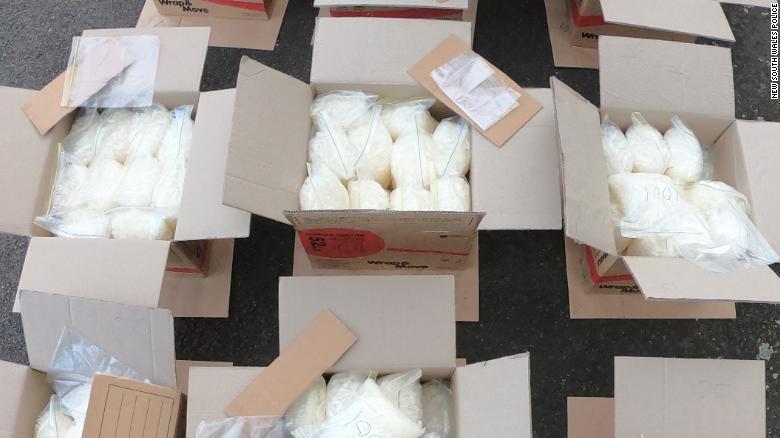 Австралияда полиция машинасини уриб қочган автомобиль ичидан 140 млн долларлик гиёҳванд модда топилди