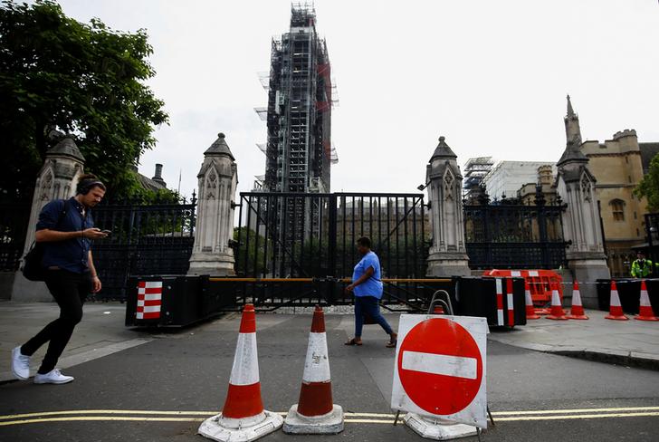 Британия парламенти иши тўхтатилишига қарши петицияни 100 мингдан ортиқ киши имзолади