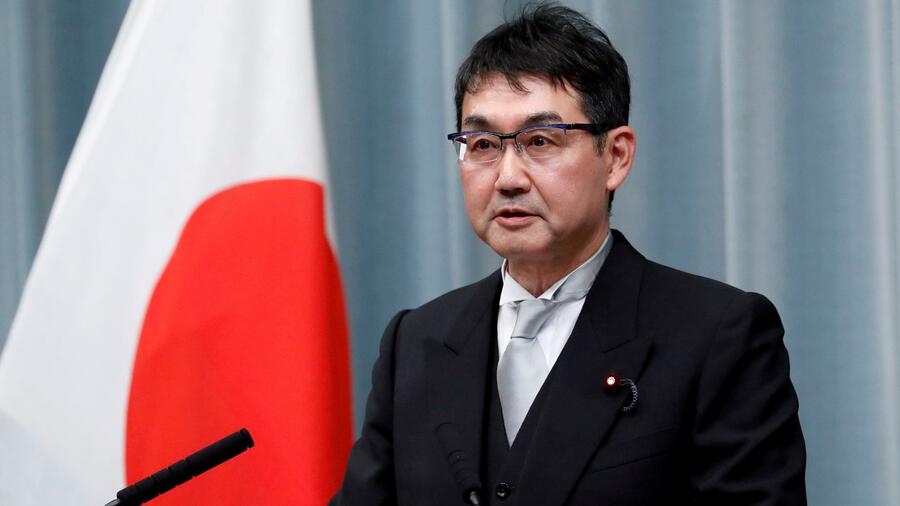 Японияда яна бир вазир сайловчиларни сотиб олгани учун истеъфога чиқди