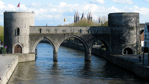 Бельгиядаги шаҳар аҳолиси қадимий кўприк бузилишига норозилик билдирди