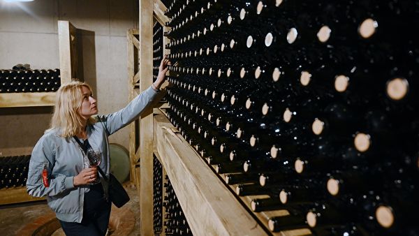 Россия ҳукумати грузин виноси ва минерал суви импортини тақиқлашни кўриб чиқади