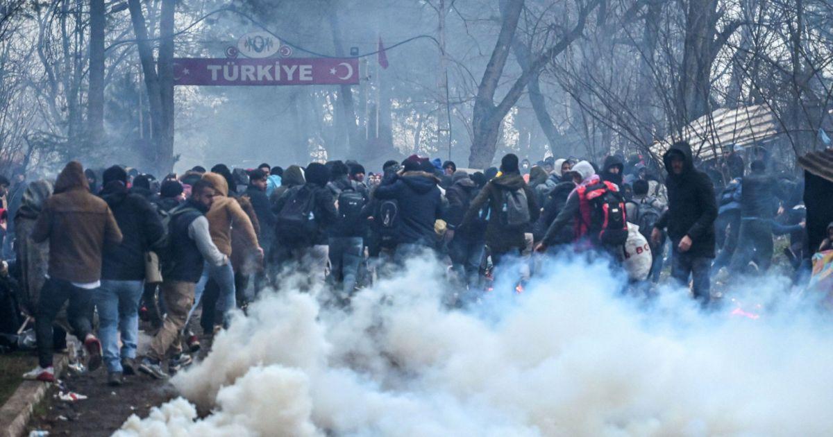 Греция Туркияни қочқинларни газли гранаталар билан қуроллантиришда айблади