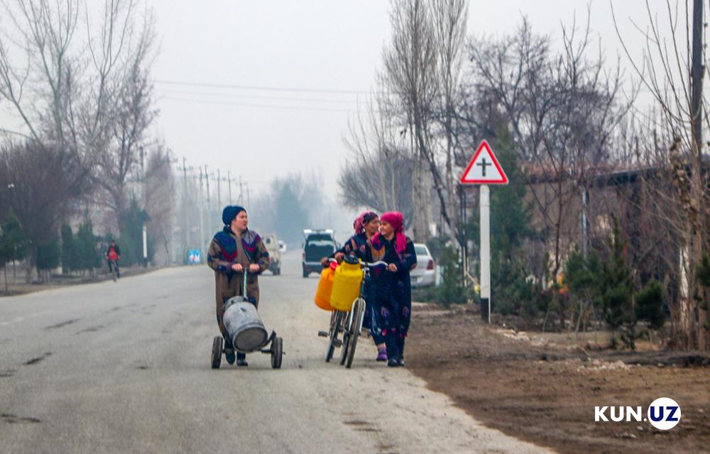 Qiz cowgirl pozitsiyasida cums