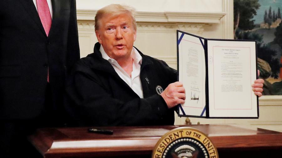 Трамп коронавирусга қарши курашиш учун 8,3 млрд доллар ажратиш тўғрисидаги қонун лойиҳасини имзолади