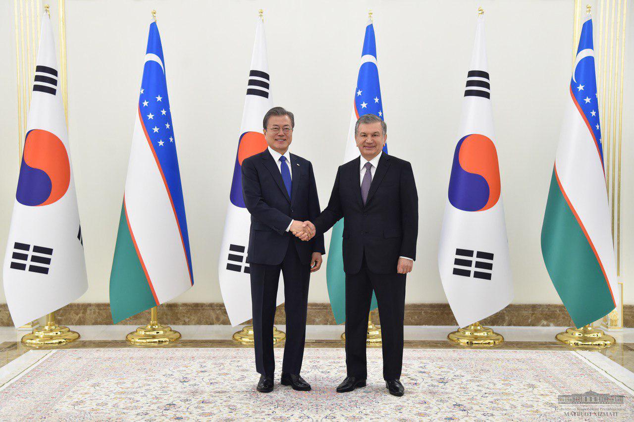 Uzbek korea. Шавкат Мирзияев с президент Корея. Президент Мирзиёев и президент Кореи. Шавкат Мирзиёев Мун Чжэ ин. Жанубий Корея президент.