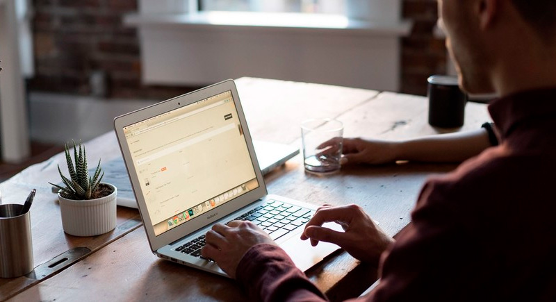 Robert Pattinsonning erotik fotosurati Chiroyli mushuk yalagan surat