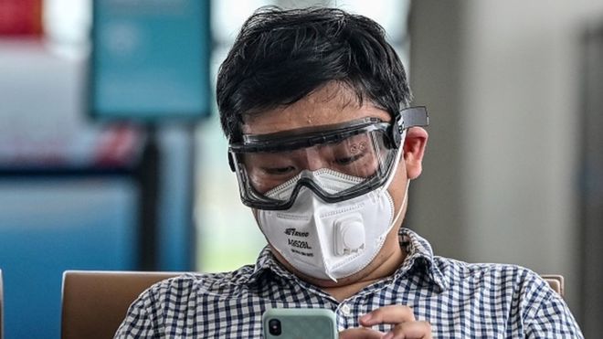 Ниқоблар чиндан ҳам коронавирусга қарши ёрдам беради. Гап вирус ташийдиган томчиларда