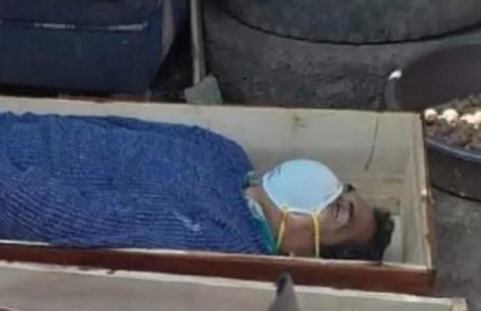 Перудаги шаҳарча мэри карантинни бузгани учун жазодан қочиш мақсадида ўзини ўлганга солди