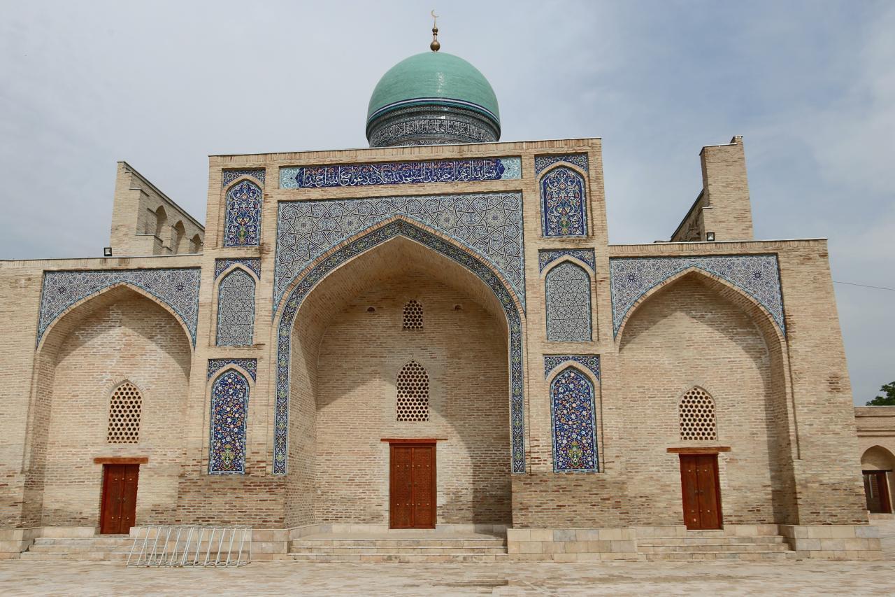 Dam olish maskanidagi tashlandiq uyda jinsiy aloqa (foto)