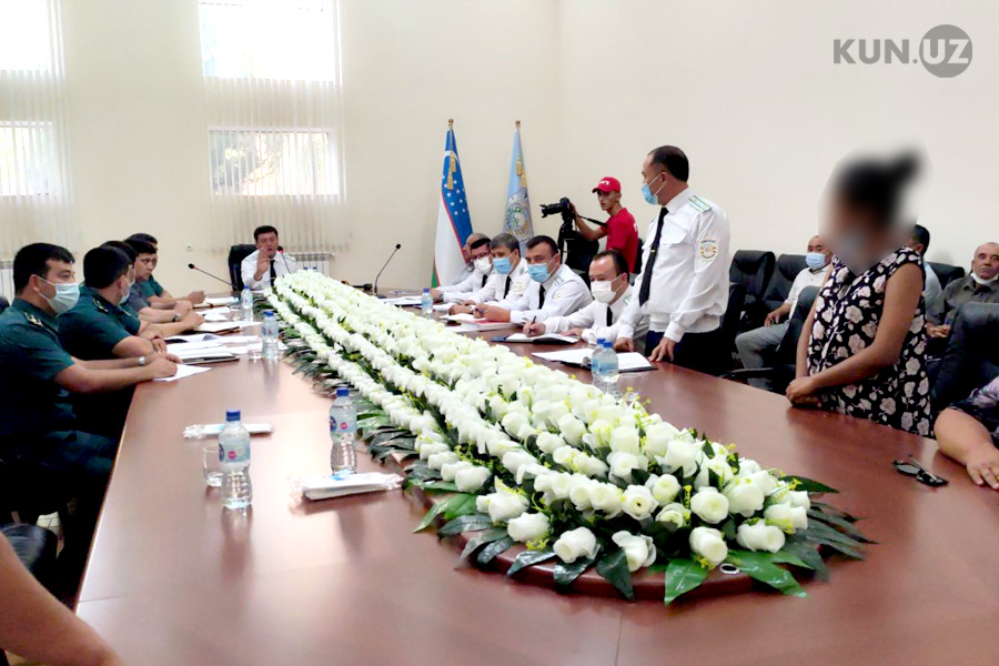 Sportga oxshash, muskulli figuraga ega qiz