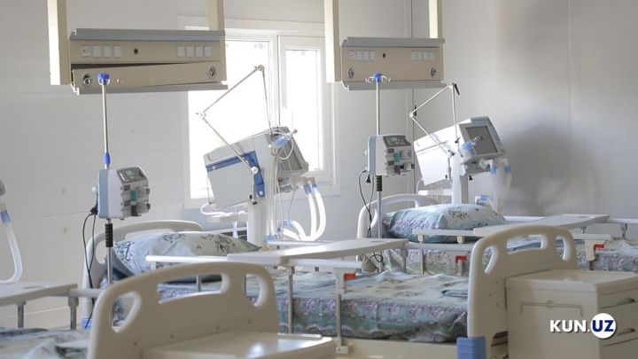 Qolda porno tomosha qiling