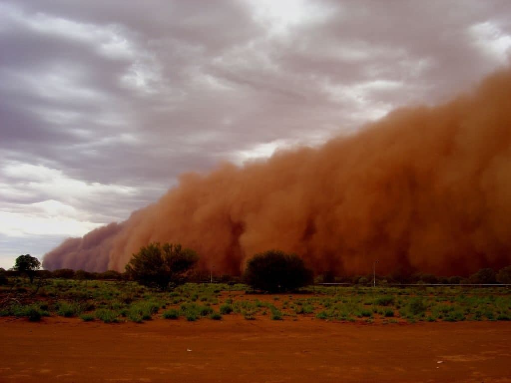 Вода ветер пыль. Ветровая эрозия пыльные бури. Самум Песчаная буря. Самум в Австралии. Пыльная Песчаная буря атмосферное явление.