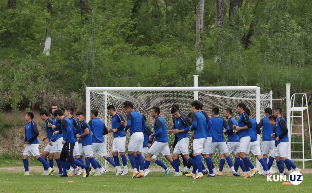 Katta dumba bilan anal porno U chomilayotganda uni sikdi