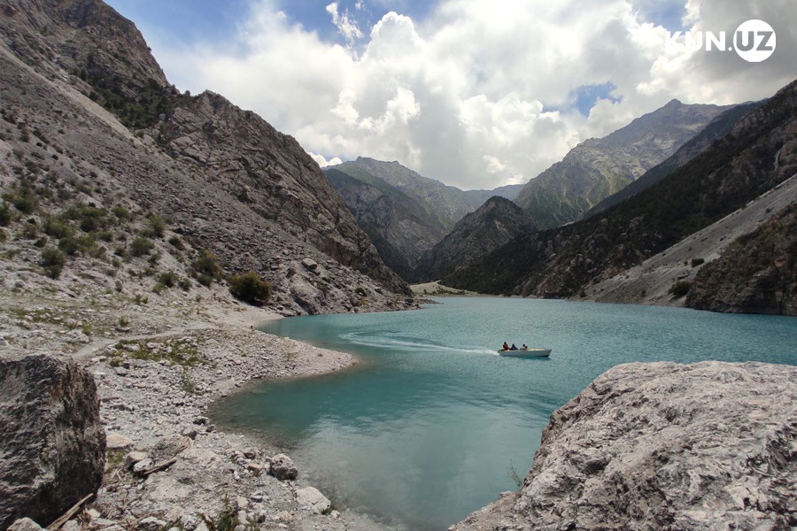 Кемпір жұлқынып жатыр