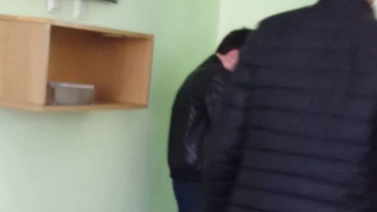 Сын воспользовался тем что. Прокурорский сынок. школьный туалет девочек погляд.