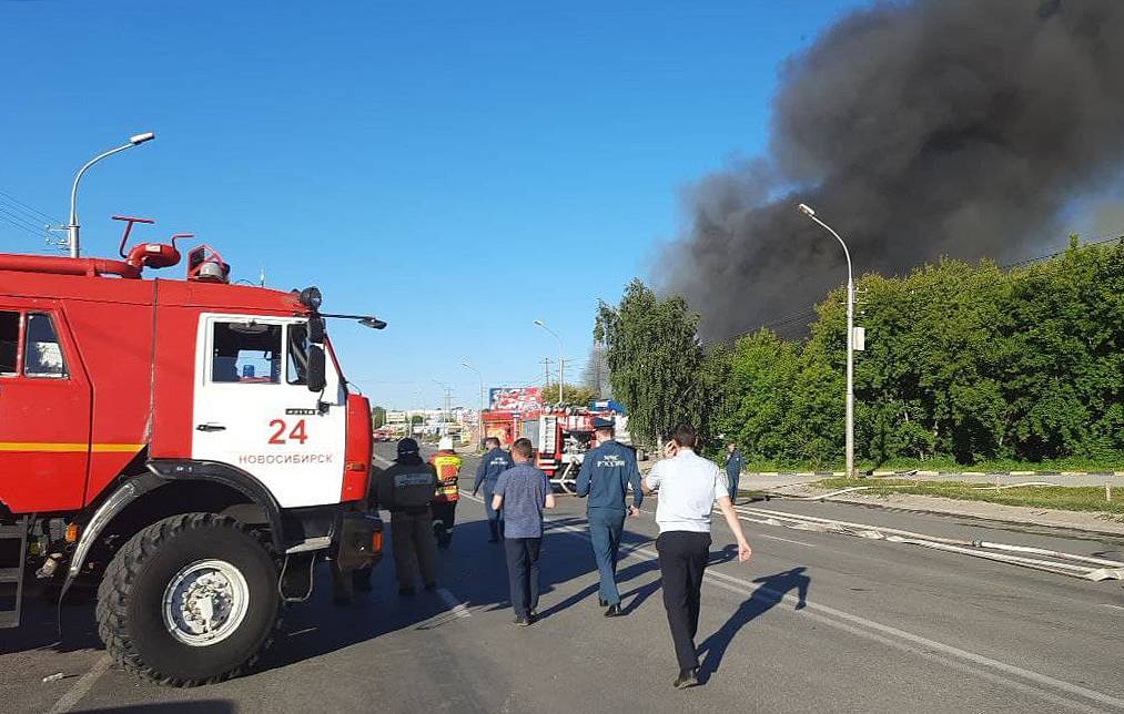 пожар на азс. взрыв газа в новосибирске на гусинобродском шоссе. пожар на агзс новосибирск. пожар на азс. пожар на азс.