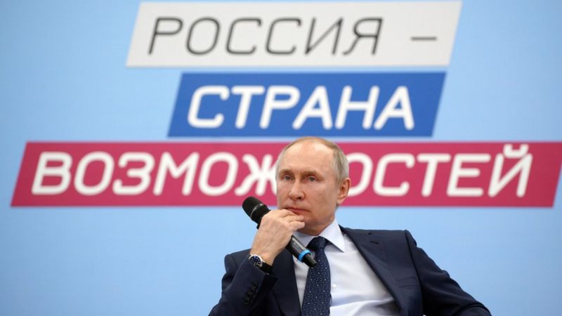 Путин ўзига яна Россия президентлигига сайланиш имконини берувчи қонунни имзолади