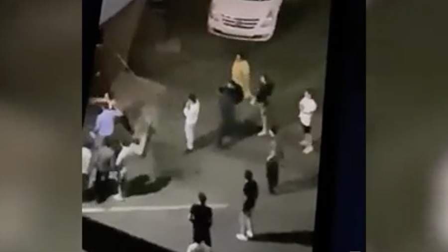 Barmoqlar bilan yoyilgan teshikning fotosurati