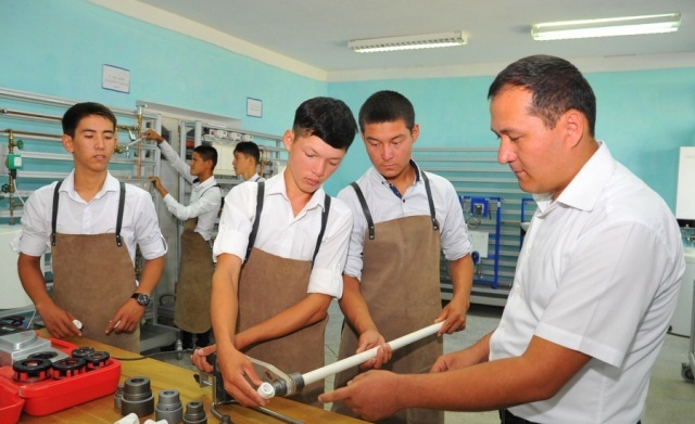 Qishloqda rus ayol jinsiy aloqa