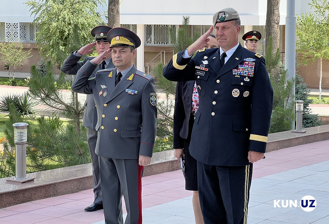 Talabalar porno bilan rus gimnastikasi boyicha murabbiy