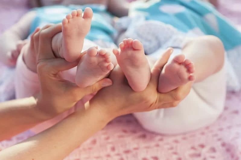 Qizlar ogil bolalarning mushuklariga tegishadi Qizlar ogil bolalarning mushuklariga tegishadi