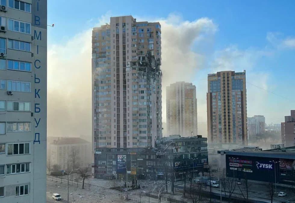 Semiz qoshni yashirin kameraga egiladi