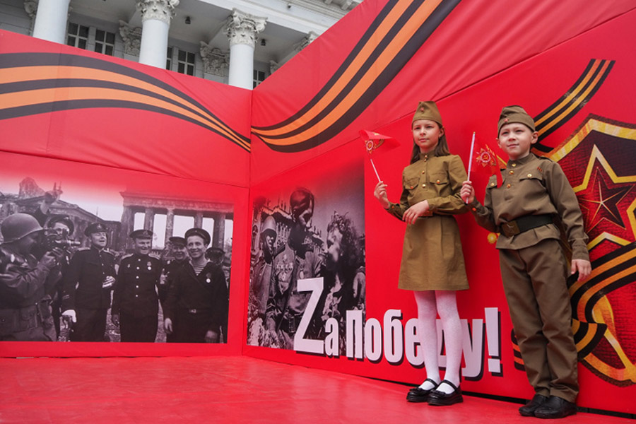 Rus pornosini tomosha qiling: Xolani sikish Gozal rus etuk uy bekalari porno