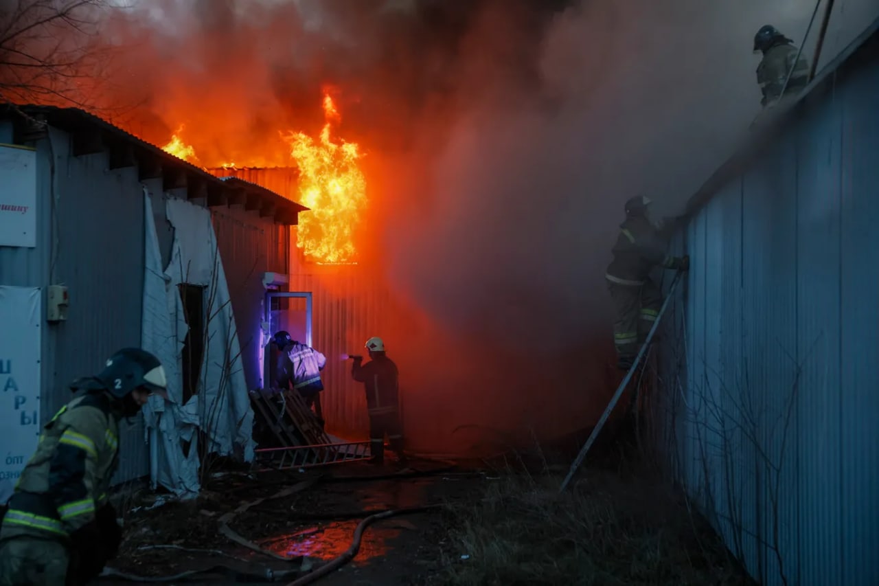 O‘t o‘chiruvchilar otishmadan jabrlangan o‘yinchoqlar do‘konida olovni o‘chirishmoqda
Sergey Ilnitskiy / EPA / Scanpix / LETA