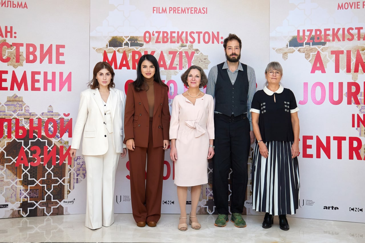 Uyatsiz, yalangoch, lekin chiroyli onlayn Katya Sambuki tsenzurasiz porno