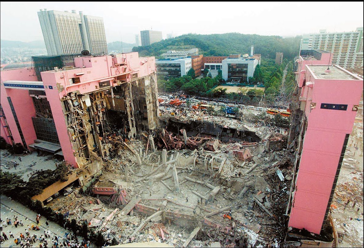 Страшные катастрофы в мире. Обрушение торгового центра в Сеуле 1995. Разрушение универмага "Sampoong", Южная Корея. Южная Корея Сампун обрушение. Торговый центр Sampoong, Сеул, Южная Корея, 29 июня 1995 года.