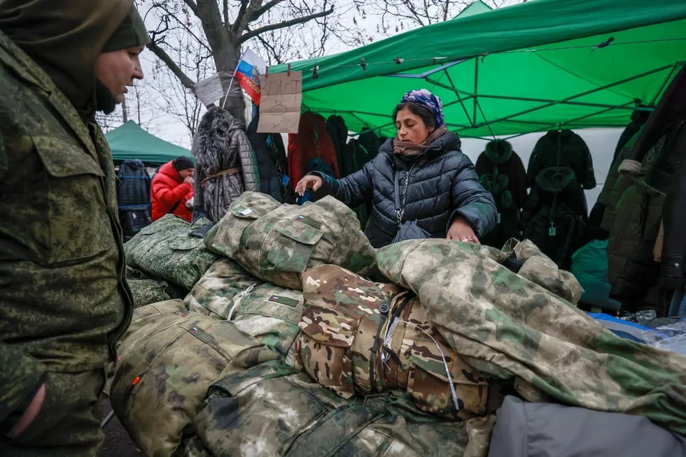 Ko‘chada harbiy ekipirovkalar sotayotgan ayol
Sergey Ilnitskiy / EPA / Scanpix / LETA