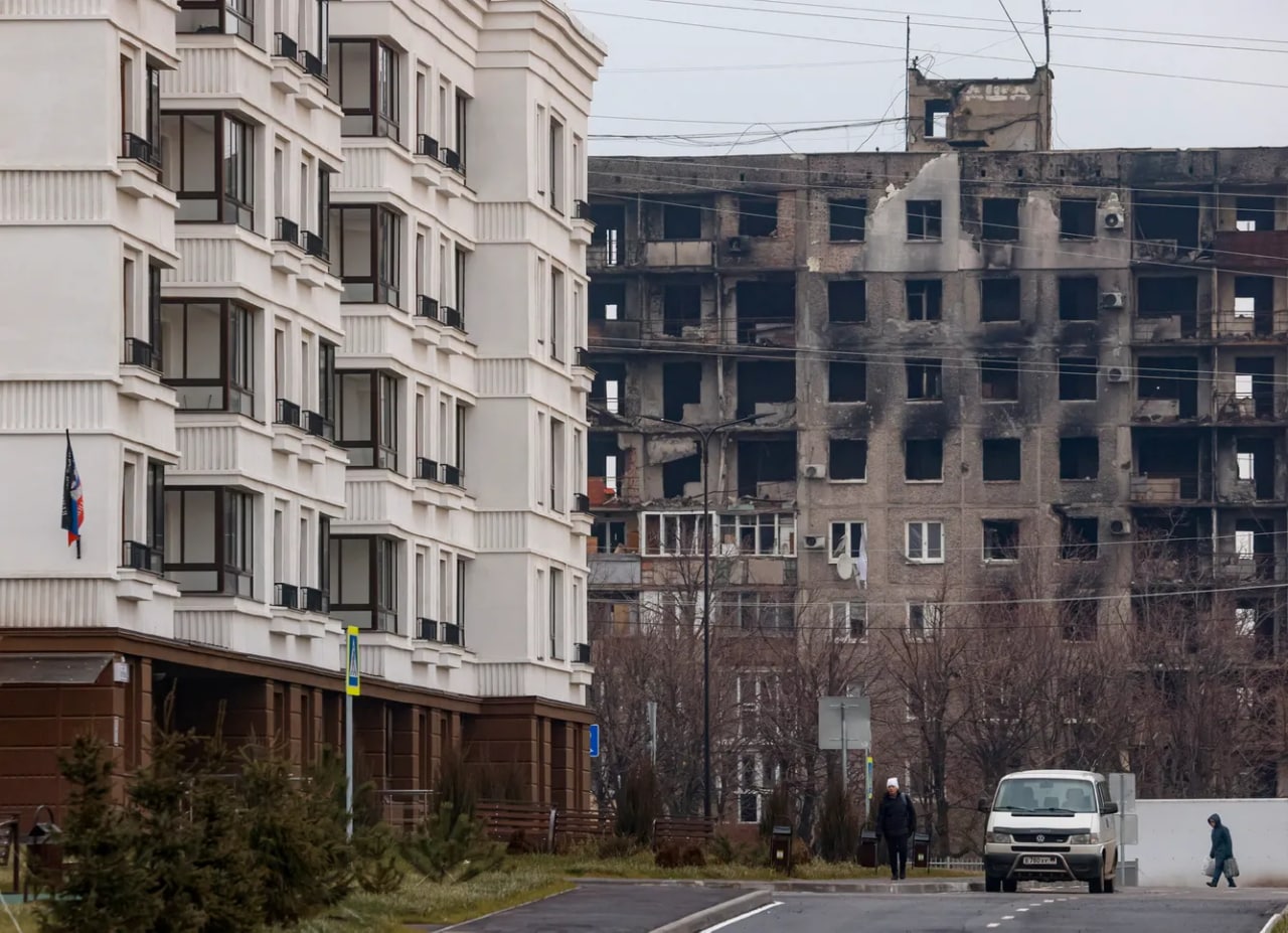 Rossiyaliklar tomonidan qurilgan yangi ko‘p kvartirali uy fonidagi otishmalar vaqtida vayron bo‘lgan ko‘p qavatli turar joy binosi
Sergey Ilnitskiy / EPA / Scanpix / LETA