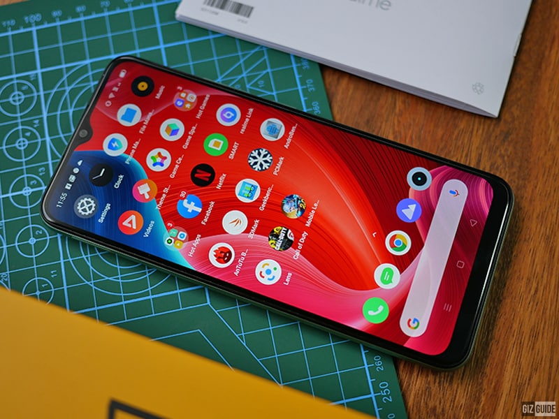 Kichkina ogli oldida yalangoch onaning rasmlari