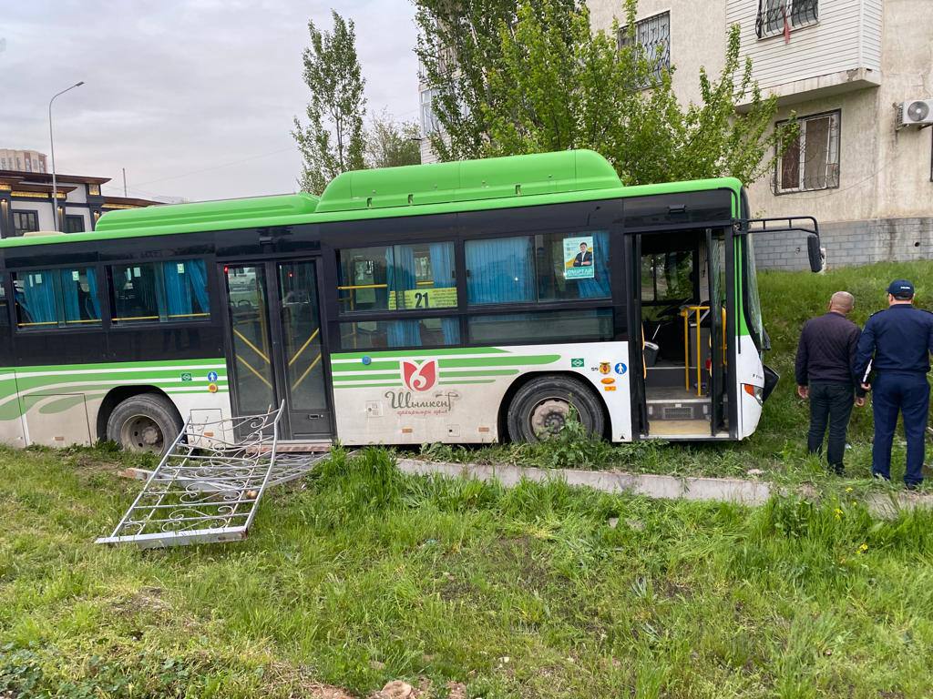 В Шымкенте автобус без водителя сбил пешеходов