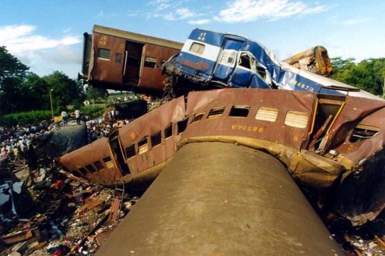 Какая самая крупная катастрофа. Железнодорожная катастрофа на станции Гайсал (Индия, 1999). ЖД катастрофа Шри Ланка 2004. Самые крупные катастрофы. Самые страшные катастрофы.